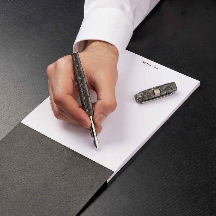 Hugo Boss Quantum Gun fountain pen HSH4982D
