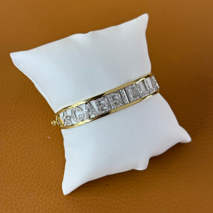 Gulguld og diamantarmbånd med GABRIELLA skrift