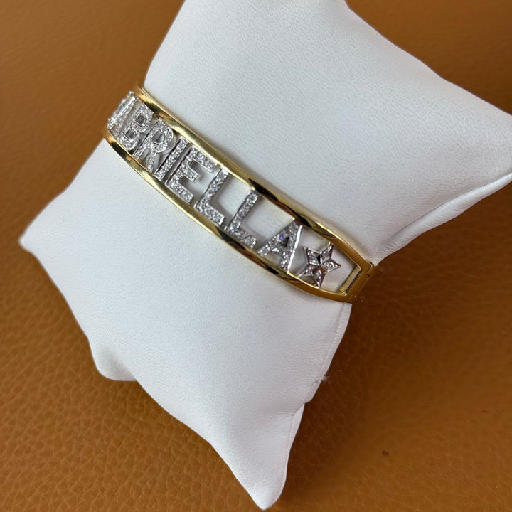 Gulguld og diamantarmbånd med GABRIELLA skrift