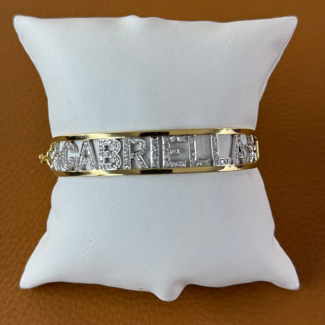 Gulguld og diamantarmbånd med GABRIELLA skrift