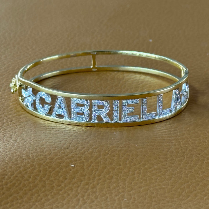 Gulguld og diamantarmbånd med GABRIELLA skrift