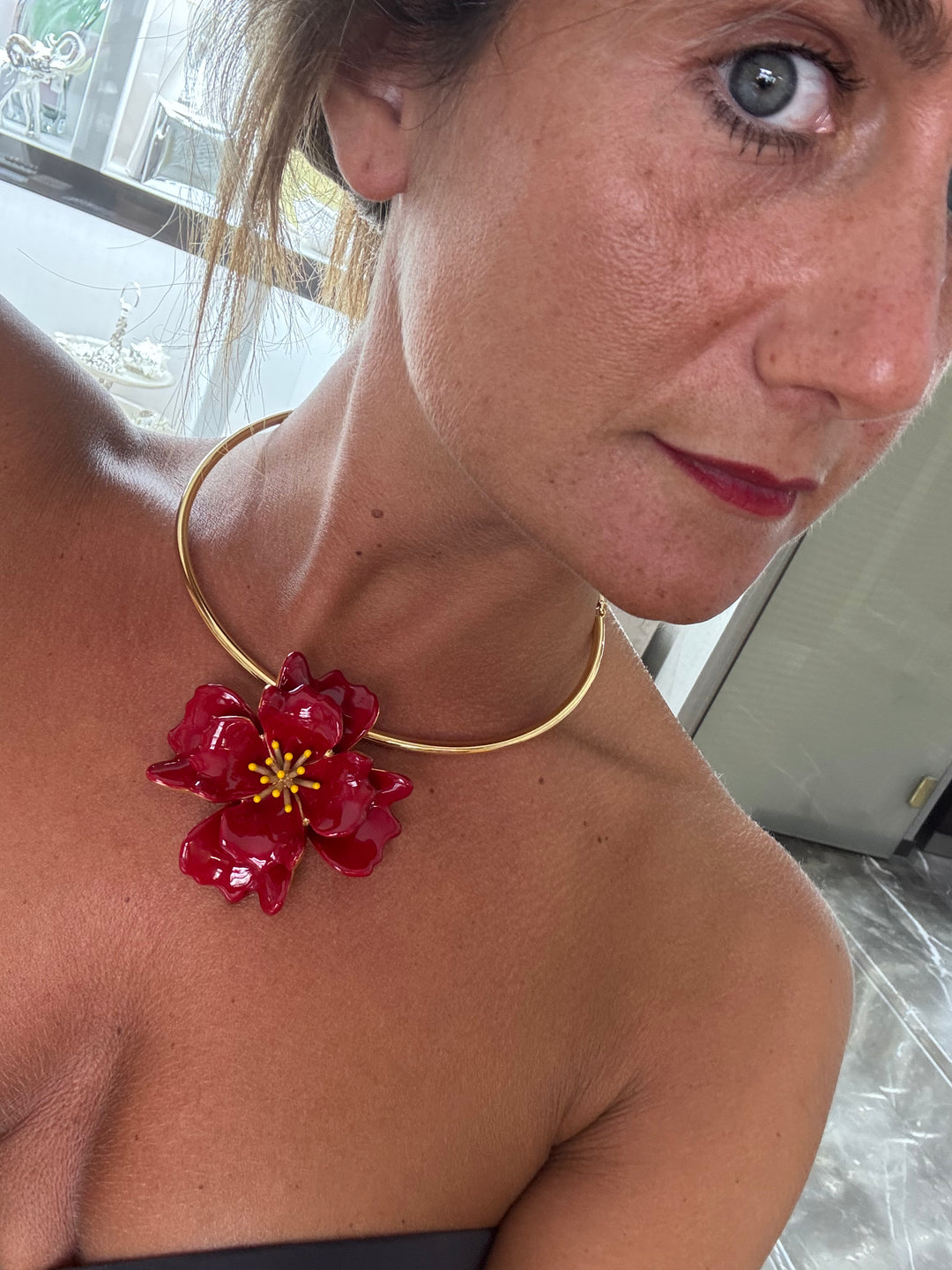Federica Rossi Blumen-Halskette, 8 Blütenblätter, Bronze, PVD-Finish, 18-karätiges Gelbgold, rote Emaille FR.CO.29