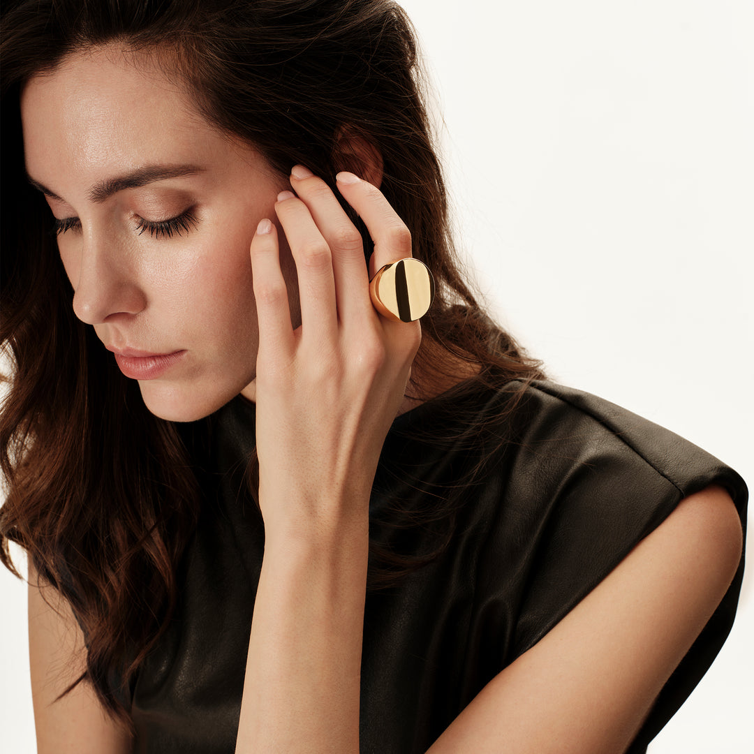 Breil Globe ring i stål med PVD guld finish TJ3805