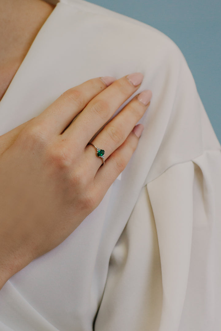 Comete Ring i guld, diamanter og oval smaragd ANB2654