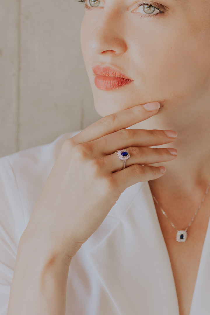Comete guldring med diamanter og ottekantet safir ANB 2623