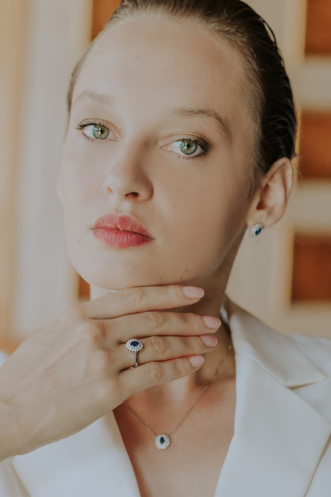 Comete guldring med diamanter og oval blå safir ANB2621