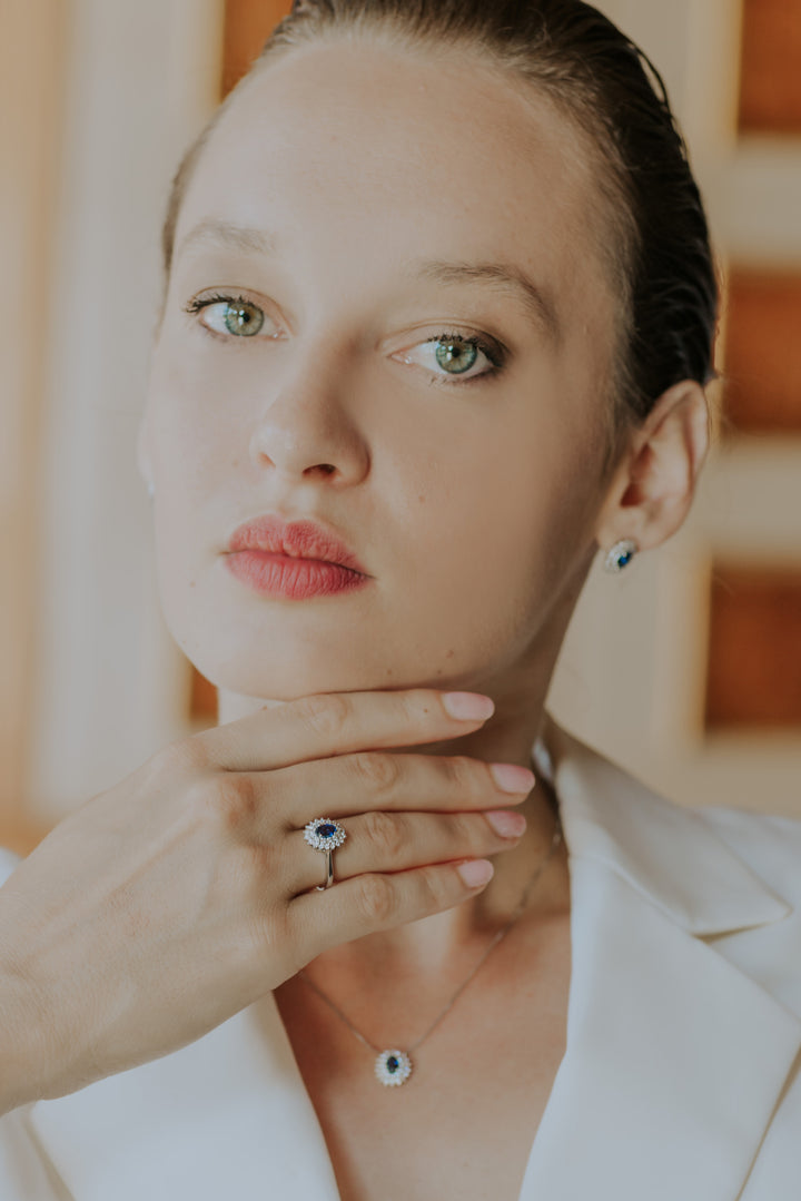 Comete guldring med diamanter og oval blå safir ANB2621