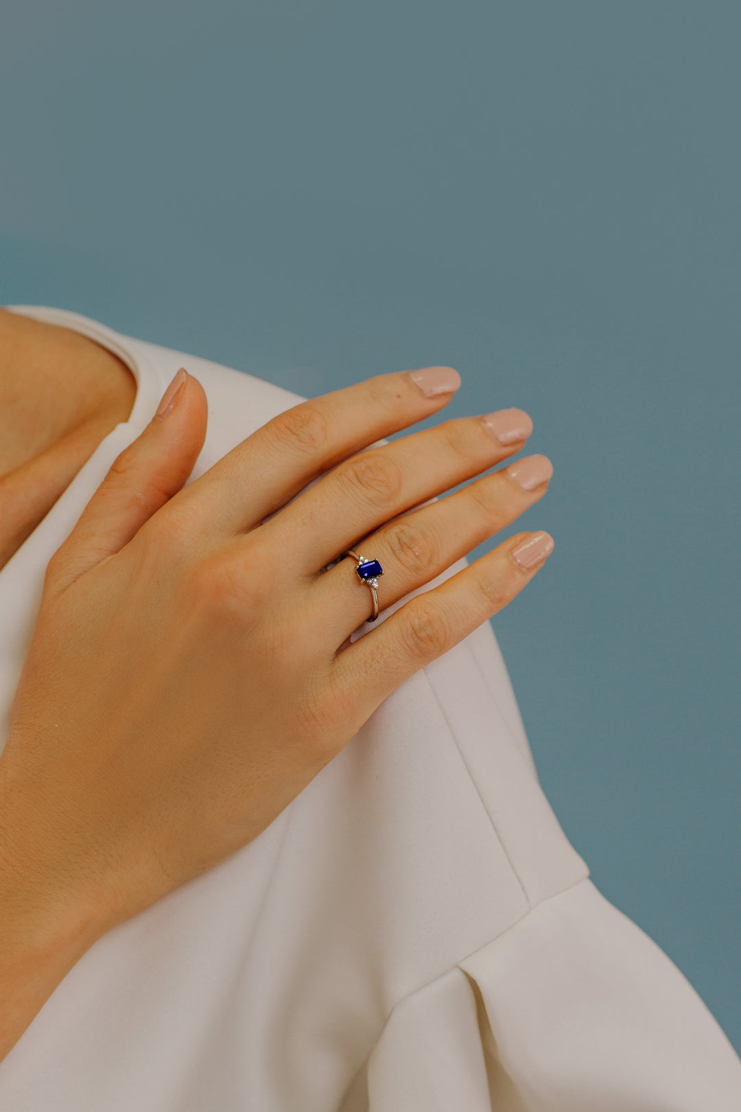 Comete-Goldring mit Diamanten und achteckigem blauen Saphir ANB2356