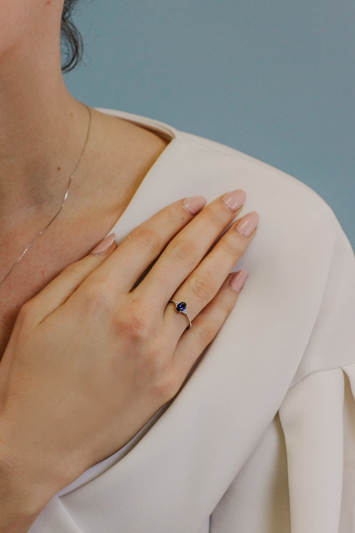 Comete guldring med diamanter og oval safir ANB2652