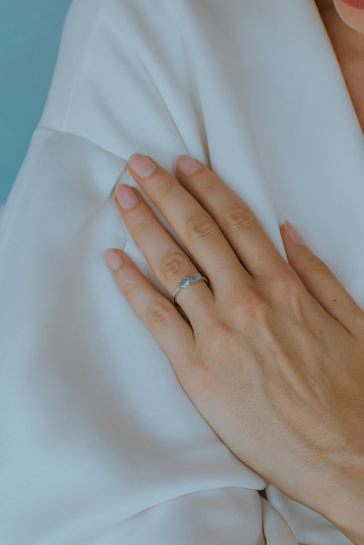 Comete guldring med diamanter og akvamarindråbe ANQ328