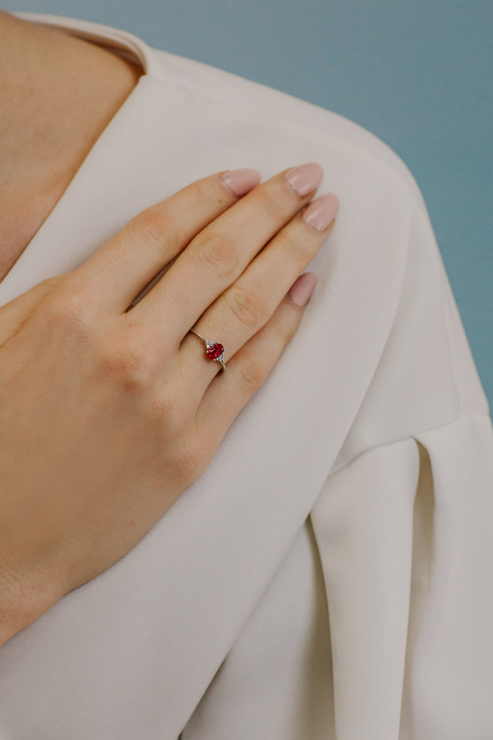 Comete Ring i guld, diamanter og oval rubin ANB2653