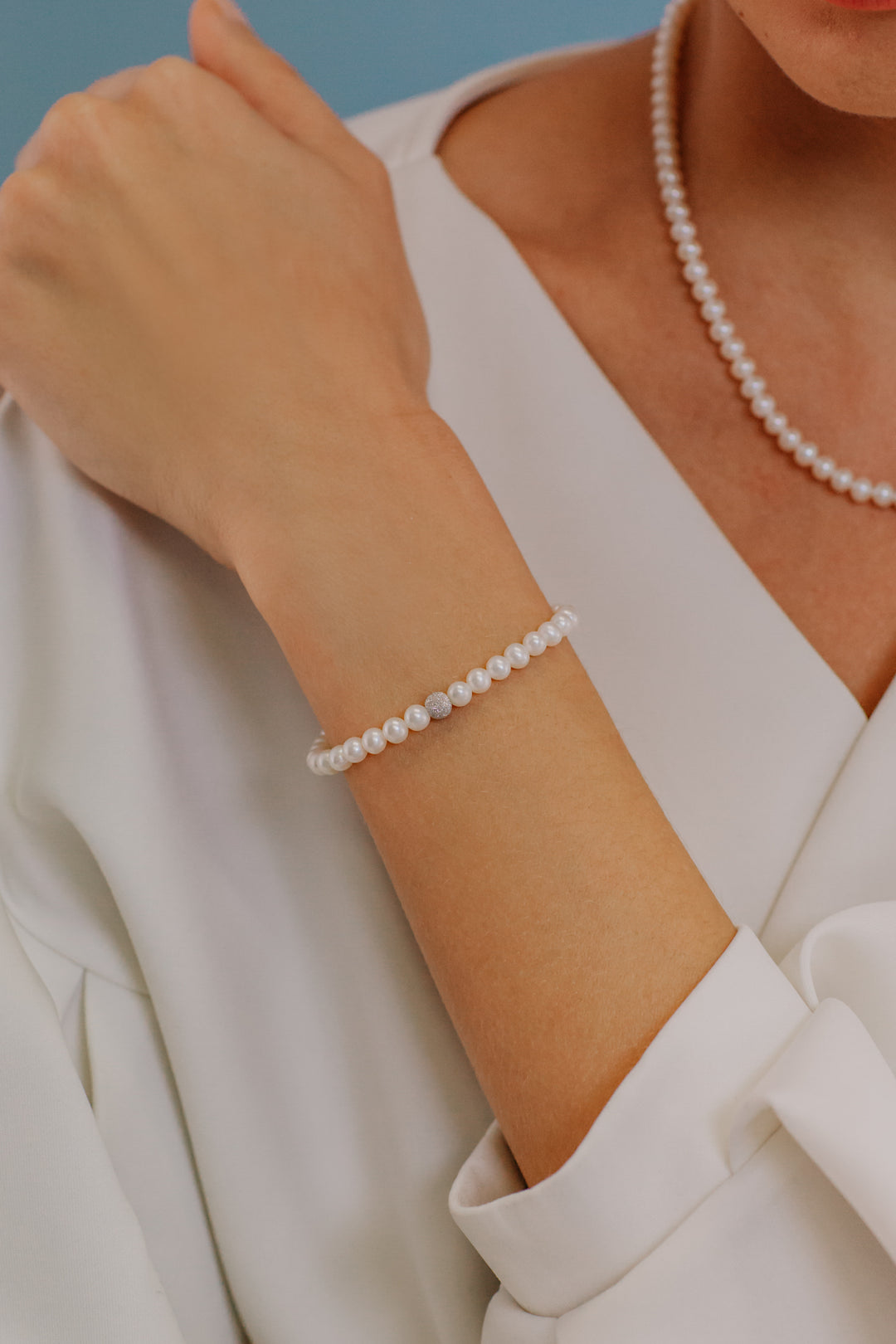 Comete-Armband mit Süßwasserperlen in Gold und Diamantkugel BRQ196B