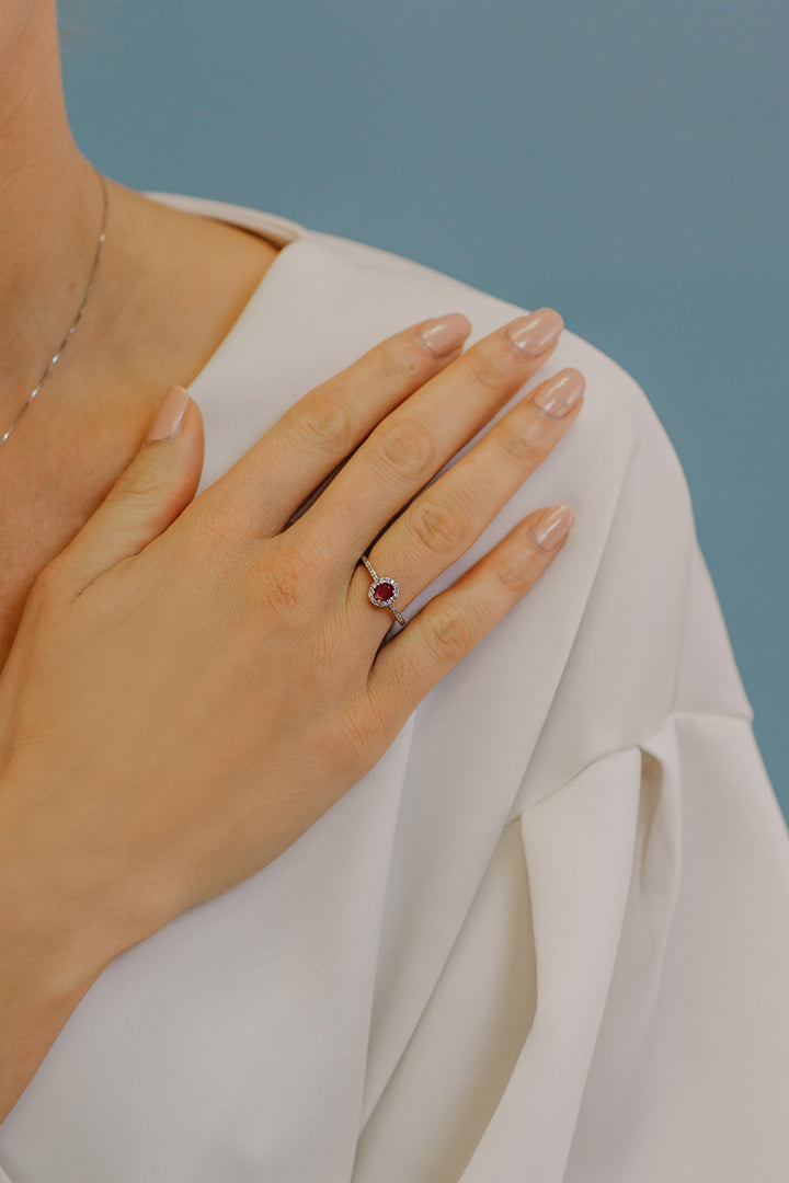 Comete-Ring aus Gold, Diamanten und ovalem Rubin ANB2701