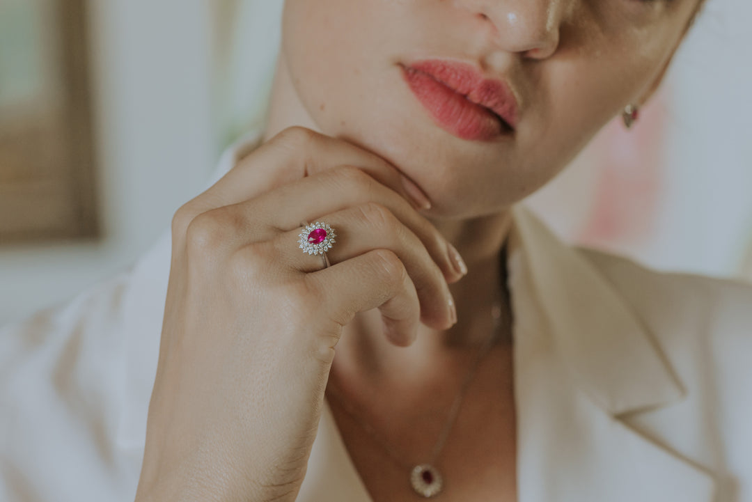 Comete Ring i guld, diamanter og oval rubin ANB2622