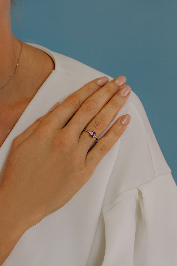 Comete guldring med diamanter og ottekantet rubin ANB2357