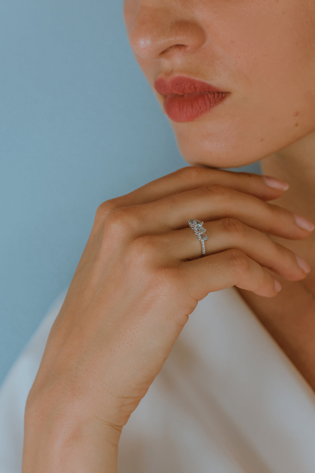 Comete guldring med diamanter og akvamarindråbe ANQ329