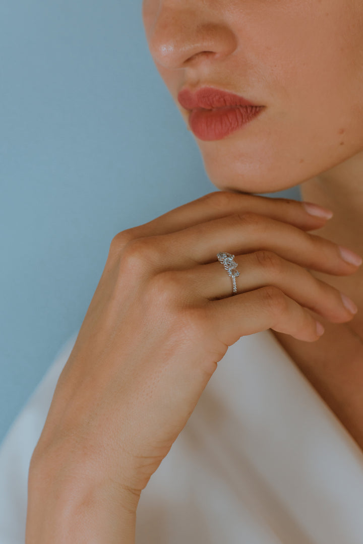 Comete guldring med diamanter og akvamarindråbe ANQ329