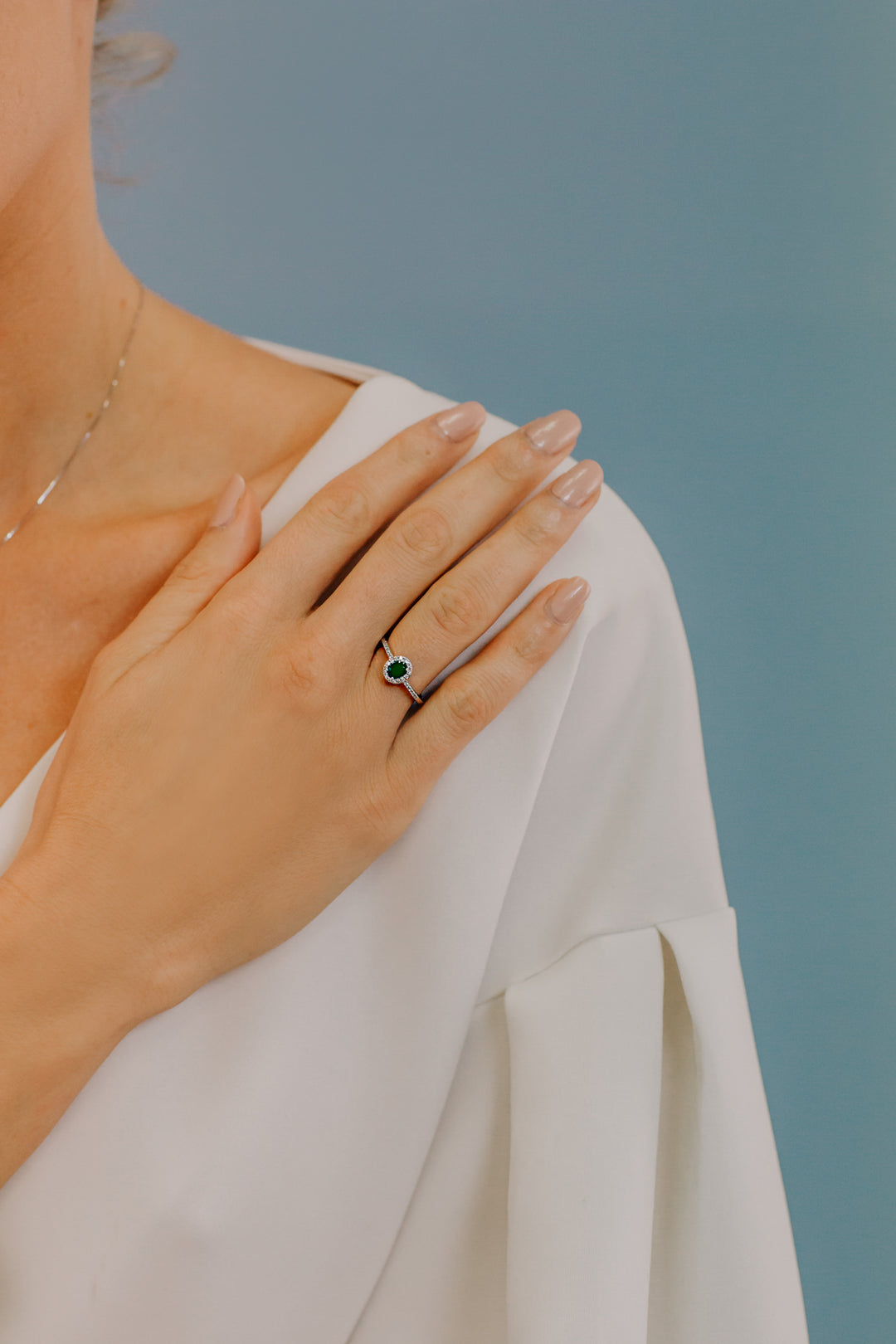 Comete Ring i guld, diamanter og oval smaragd ANB2702S3
