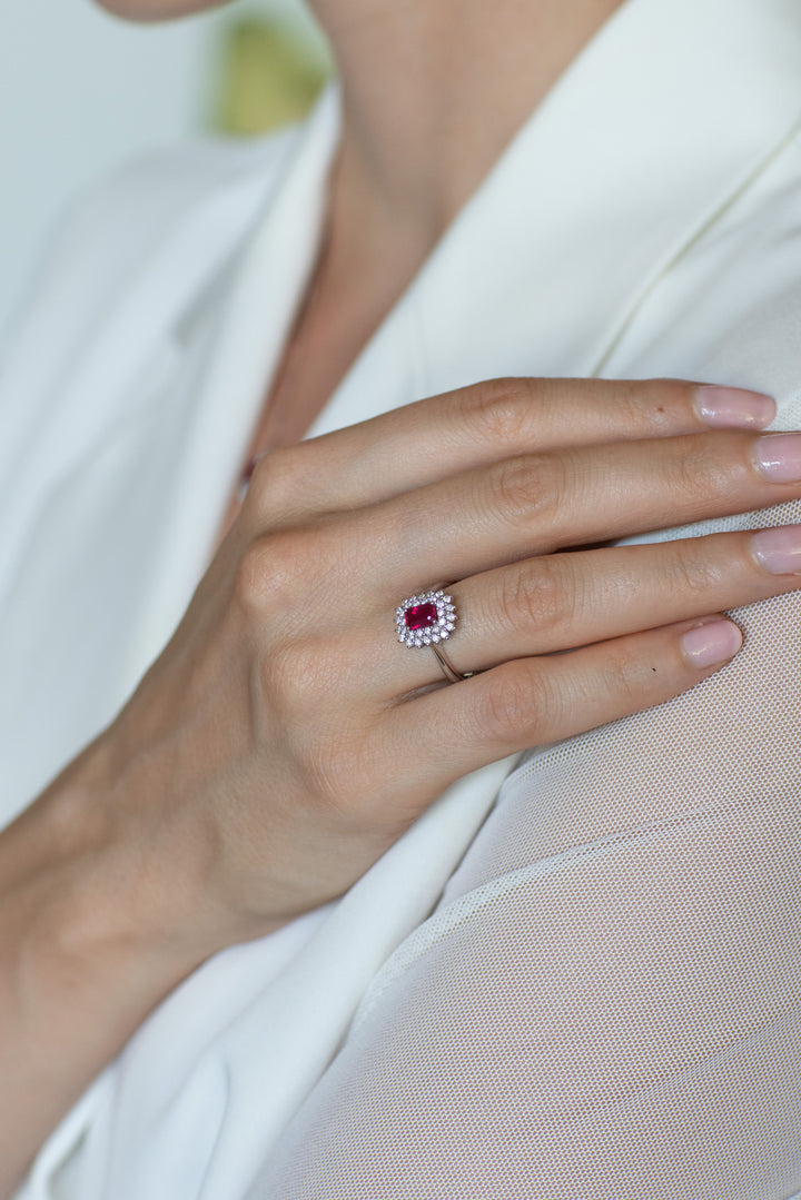 Comete guldring med diamanter og ottekantet rubin ANB2624