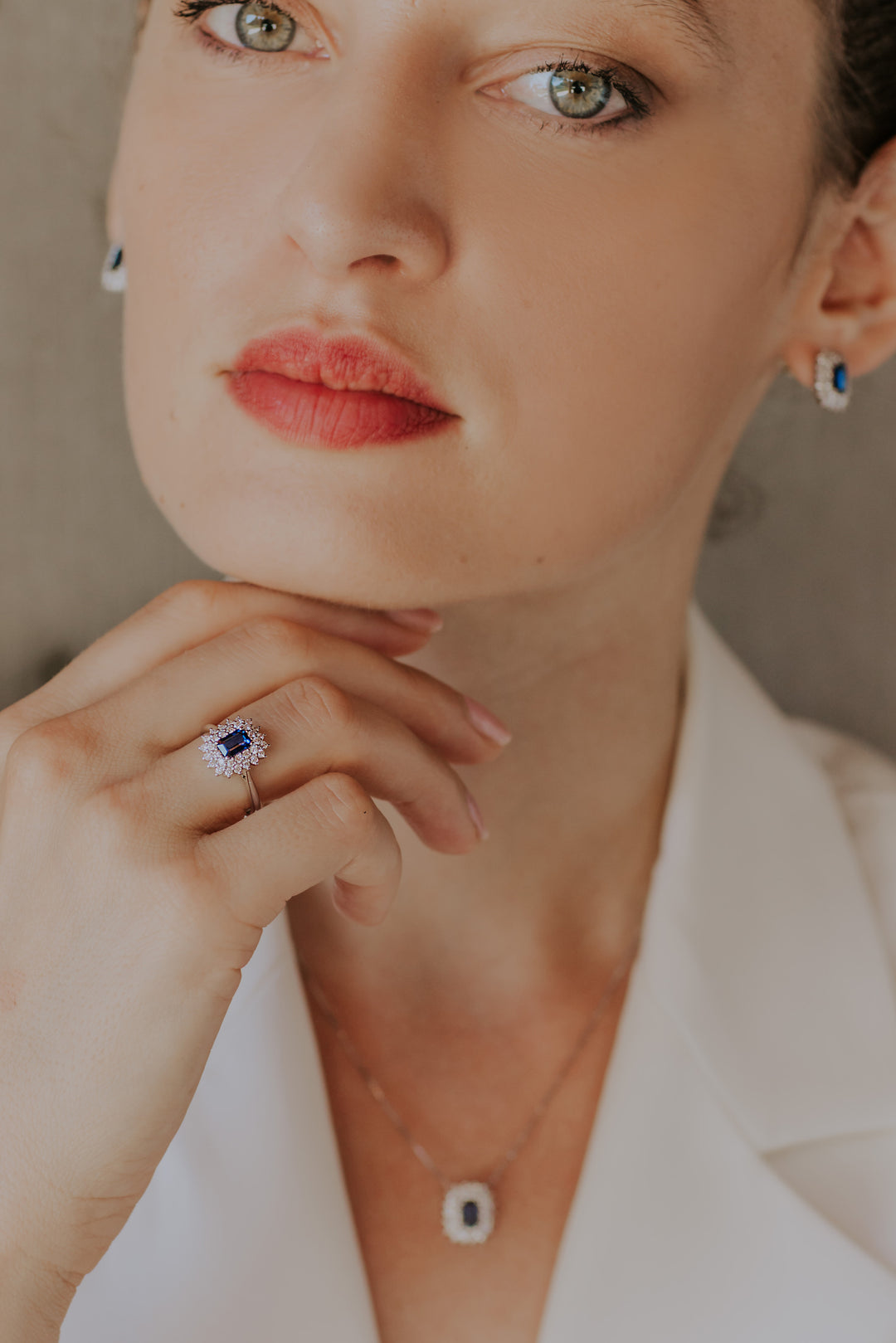 Comete guldring med diamanter og ottekantet safir ANB 2623