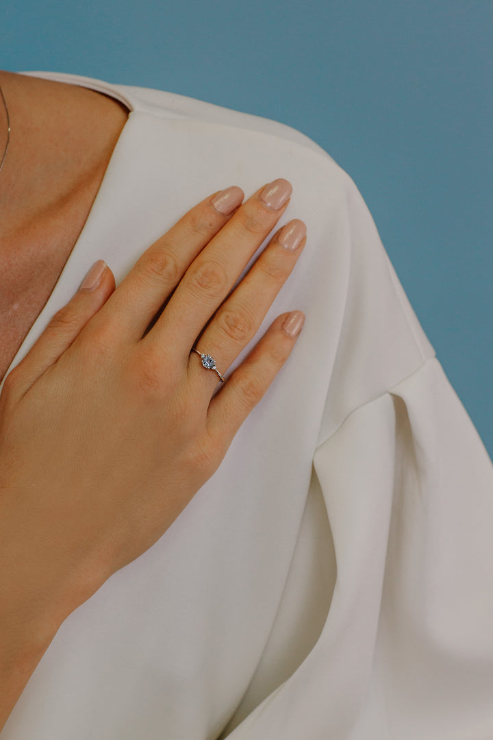 Comete-Goldring mit Diamanten und rundem Aquamarin ANQ294