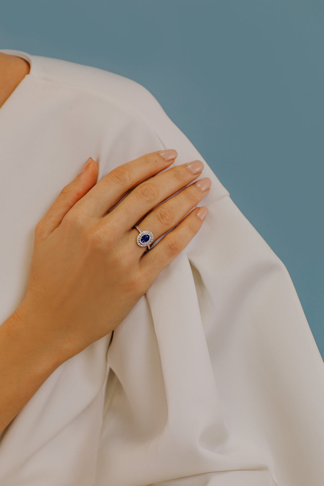 Comete-Ring aus Gold, Diamanten und ovalem blauem Saphir ANB2419
