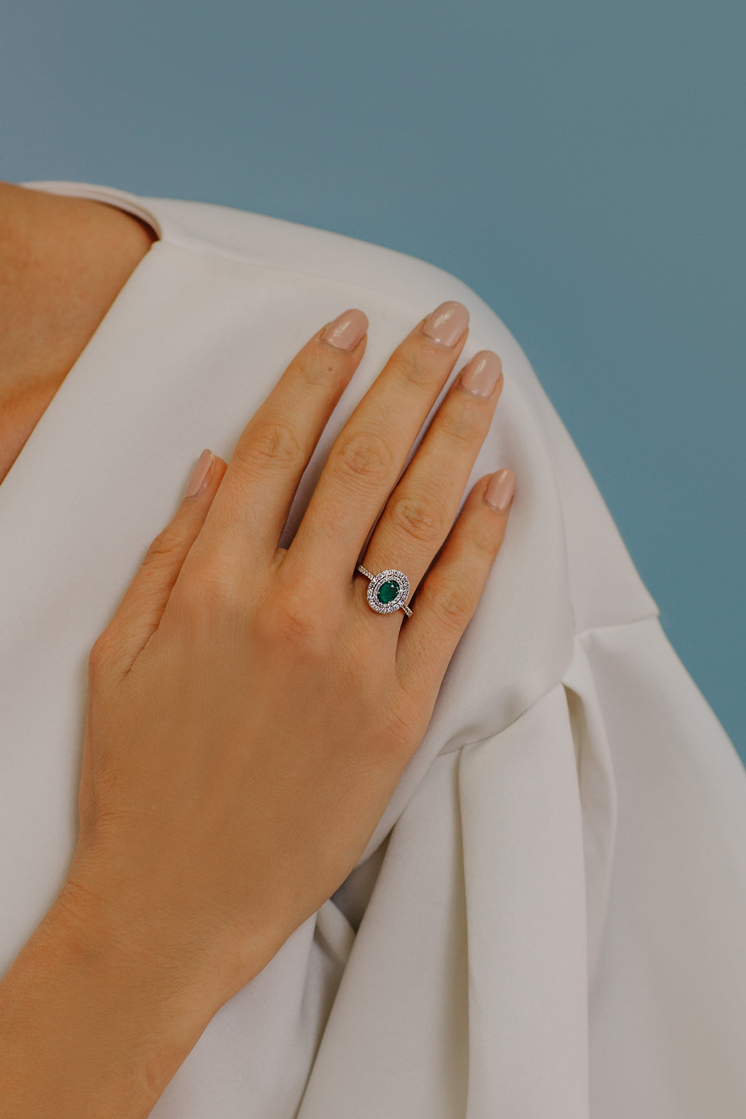 Comete-Ring aus Gold, Diamanten und ovalem Smaragd ANB2417S3