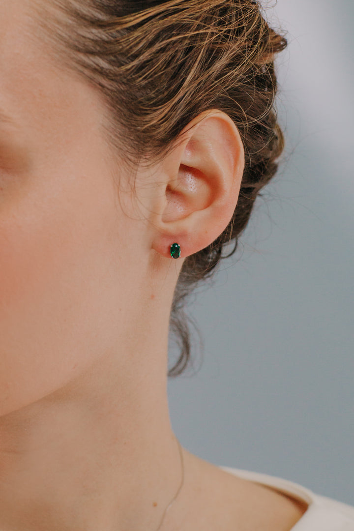 Comete øreringe i guld og oval smaragd ORB 1074