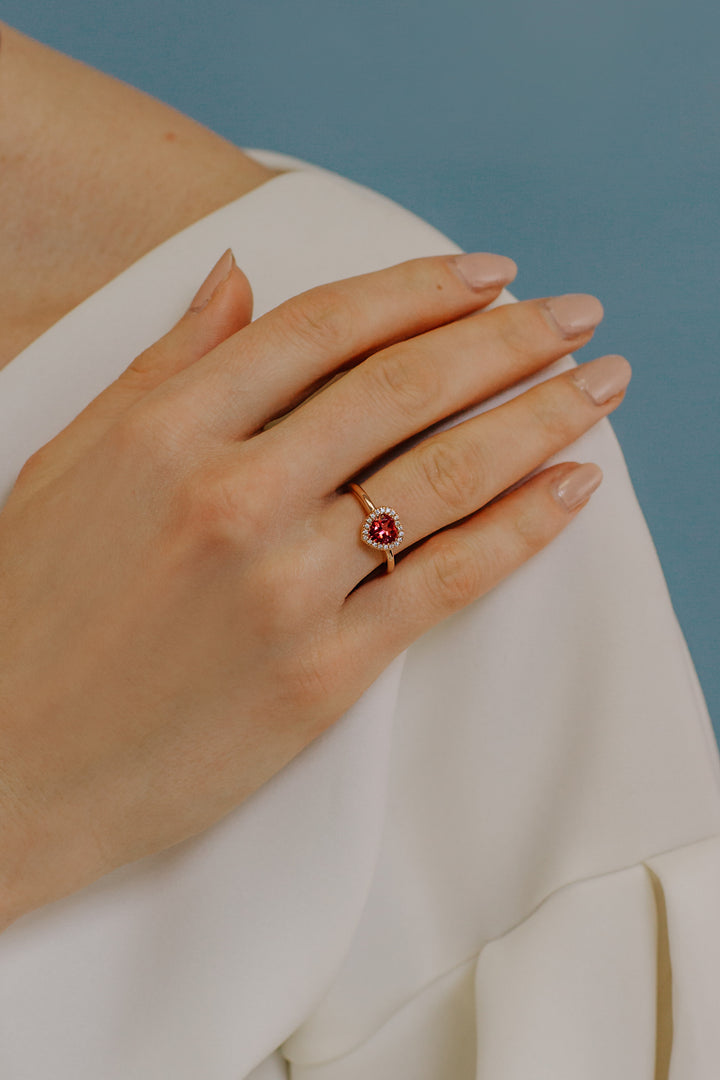 Comete guldring med diamanter og pink topazhjerte ANB2592