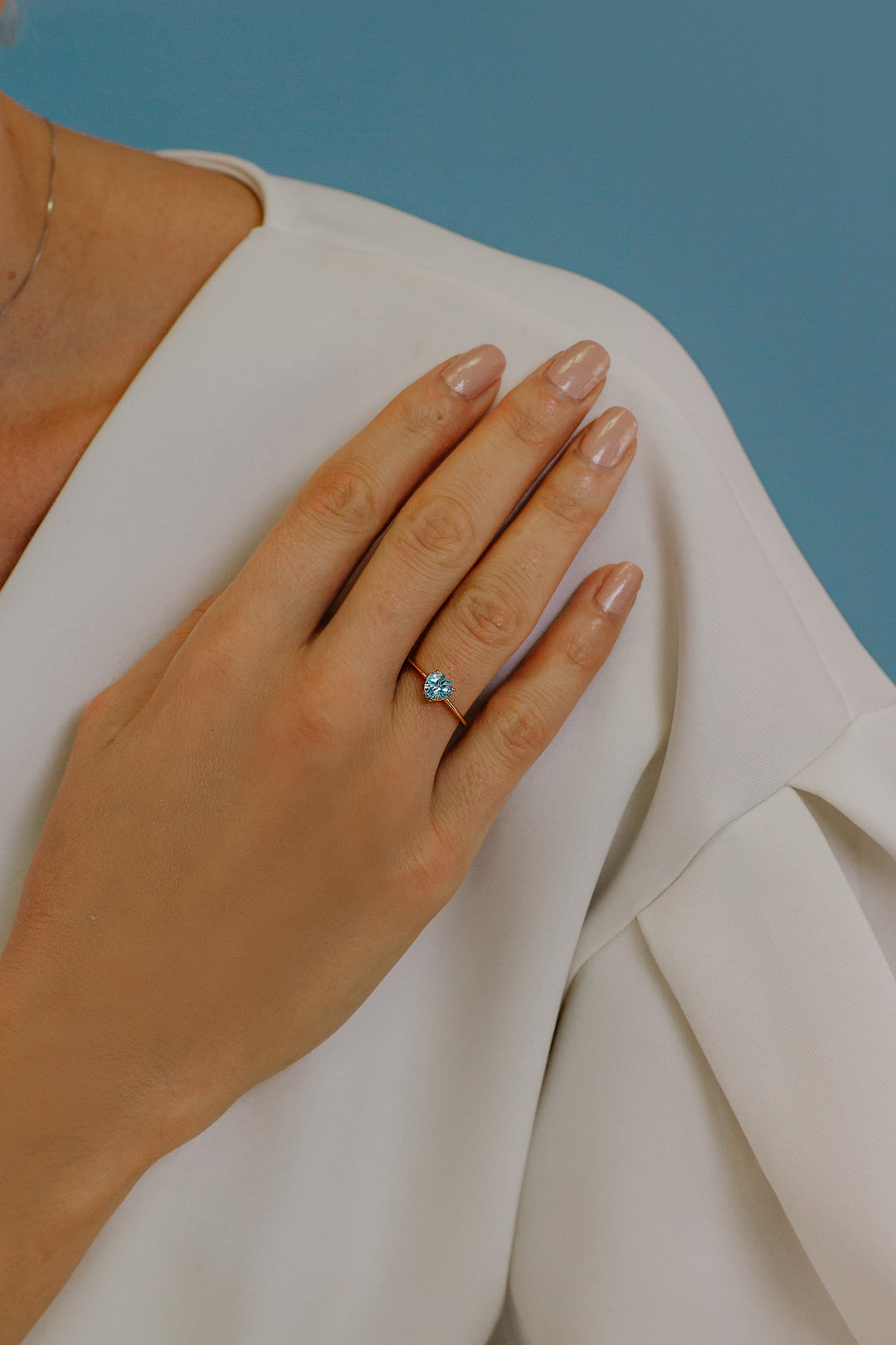 Comete-Ring aus Roségold und herzförmigem Blautopas ANB2544
