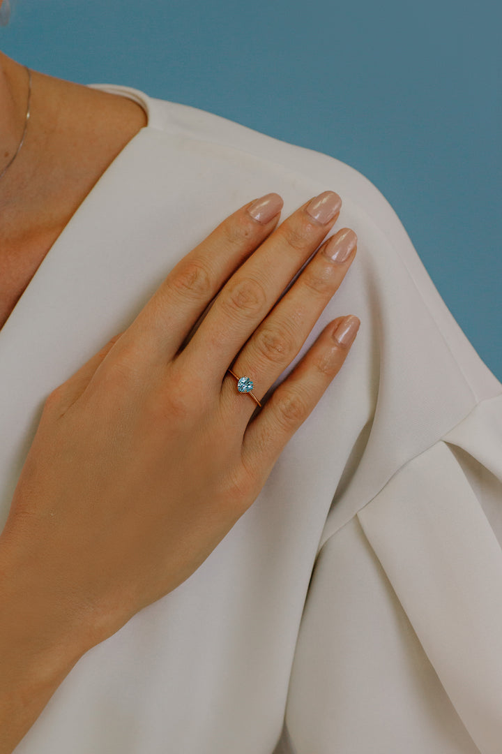 Comete-Ring aus Roségold und herzförmigem Blautopas ANB2544