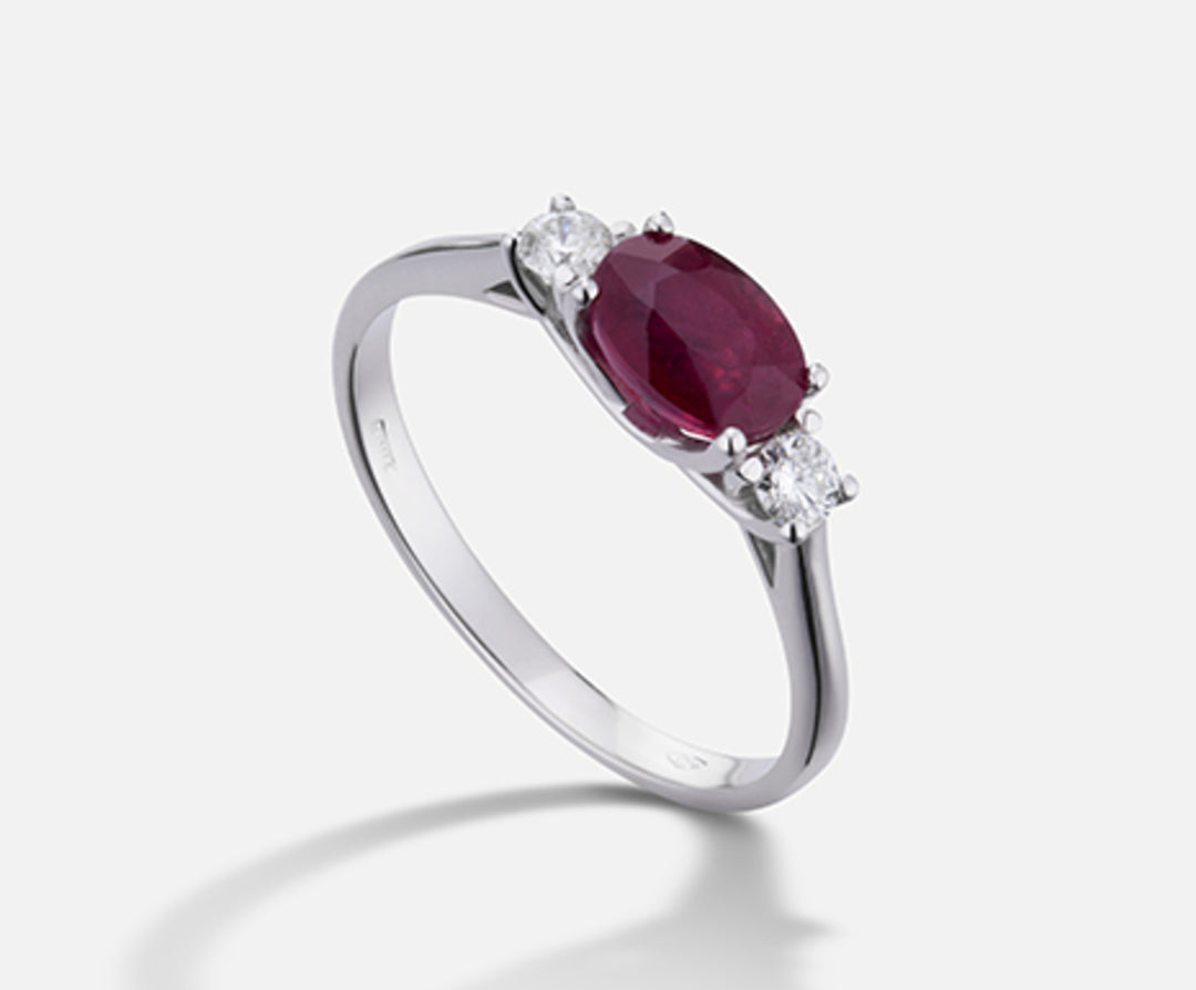 Mikiko och 18k ruby ​​n. oval 7x5 ct.0,85 dia ct. 0,16 MA5113O4RBN085