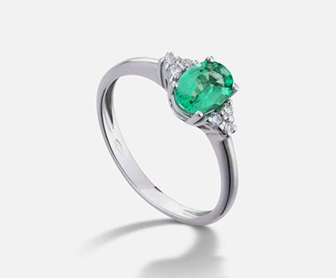 Mikiko en 18k oval smaragd 7x5 ct.0.60 dia ct.0.09 MA5112O4BE