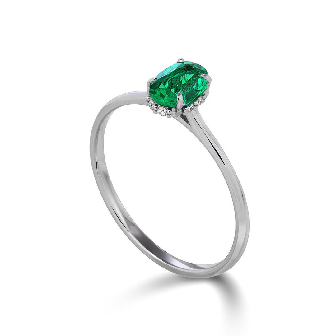 Mikiko en 18k oval smaragd 5x4 sæt med diamanter MA5218O4BE