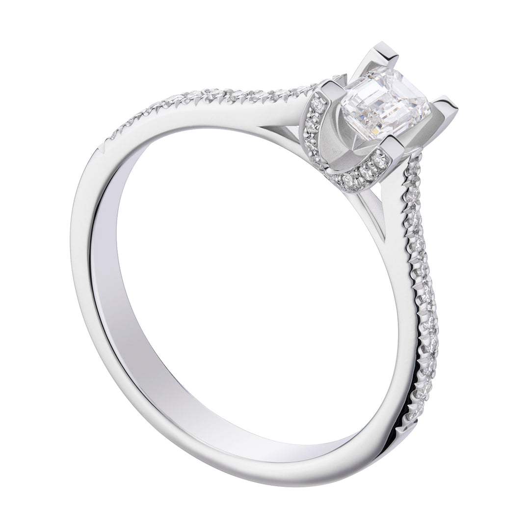 World Diamond Group solitaire fm emerald cut og diamanter på skaftet ASLFME003DI-18263110079