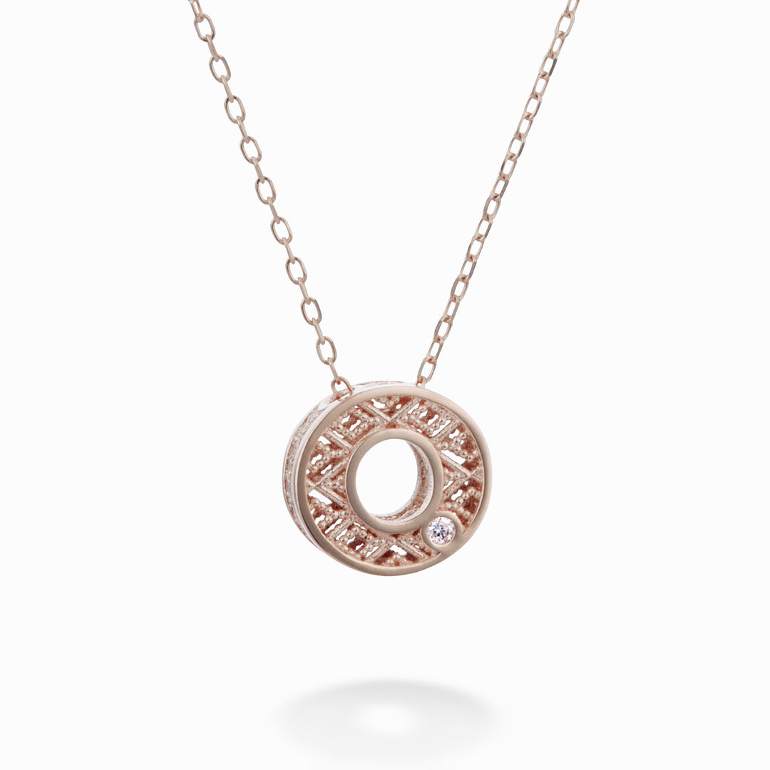 Mikiko cl 18k bokstav o roséguld diam. ct.0,01 MDLETOO3