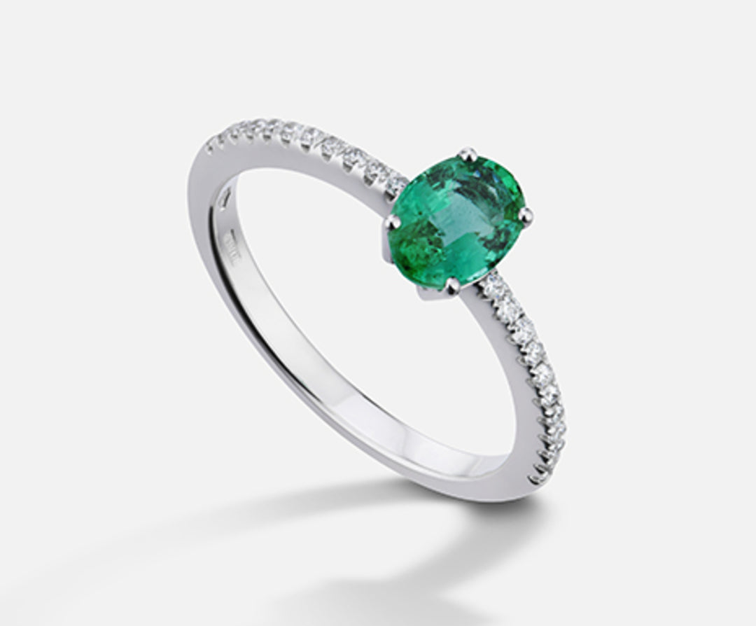 Mikiko en 18k oval smaragd 7x5 ct.0,60 diam. ct.0.13 MA5104O4BE