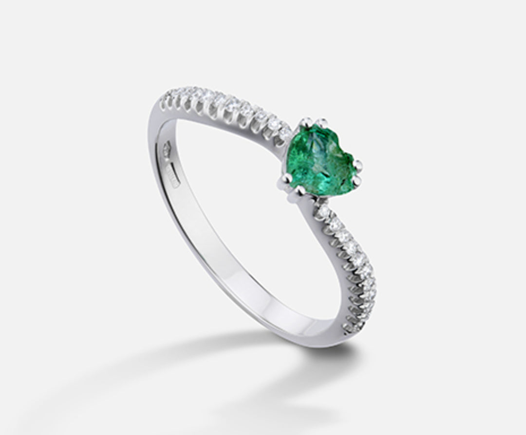 Mikiko an 18k emerald n. heart 5x5 ct.0.31 diam. ct.0.11 MA5106O4SMN031