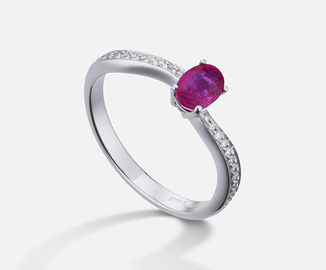 Mikiko en 18k oval rubin 6x4 ct.0,40 diam. ct. 0,10 MA5108O4RBC