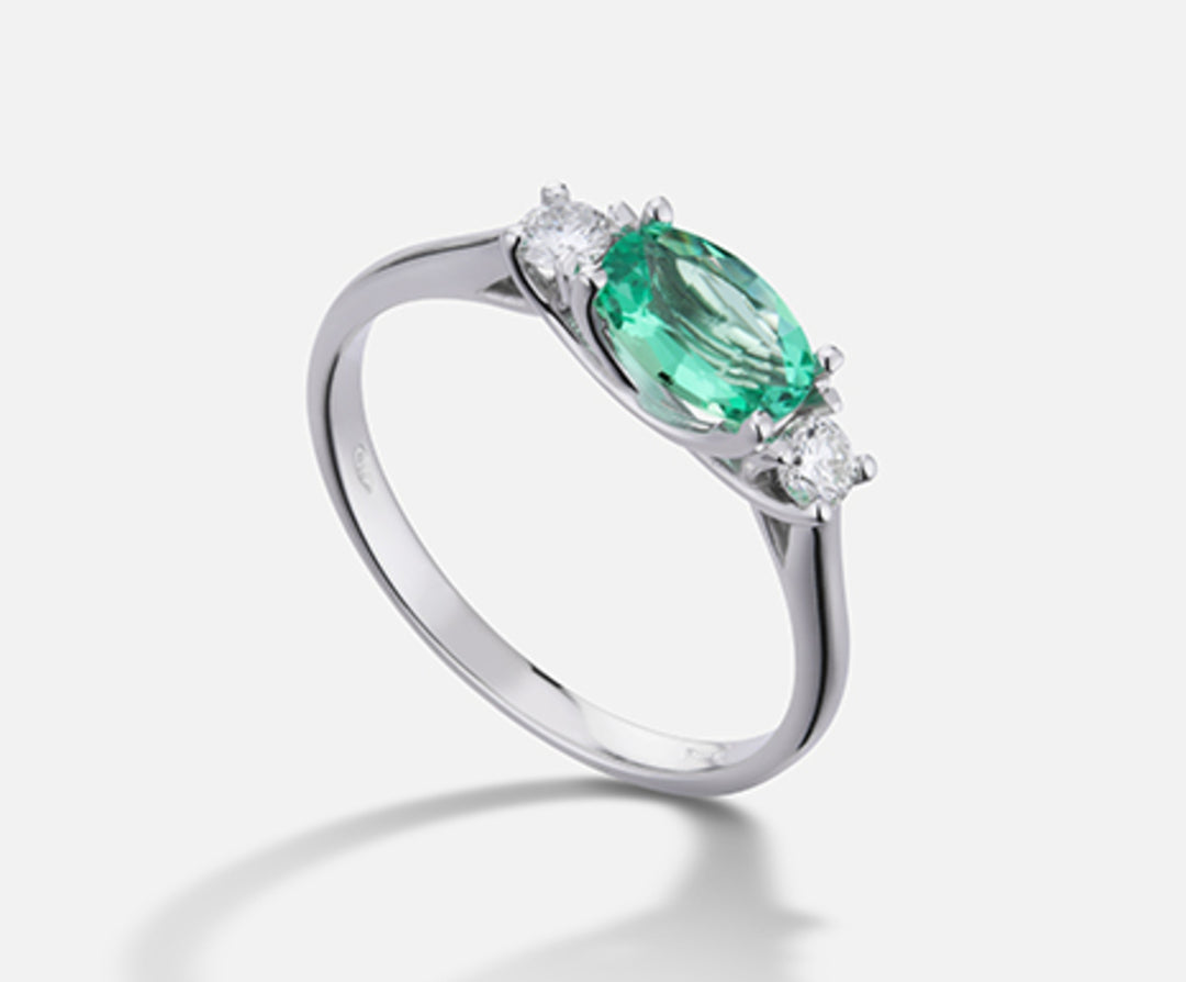 Nihama an 18k oval emerald 7x5 ct.0.60 dia ct.0.16 NA5113O4BE