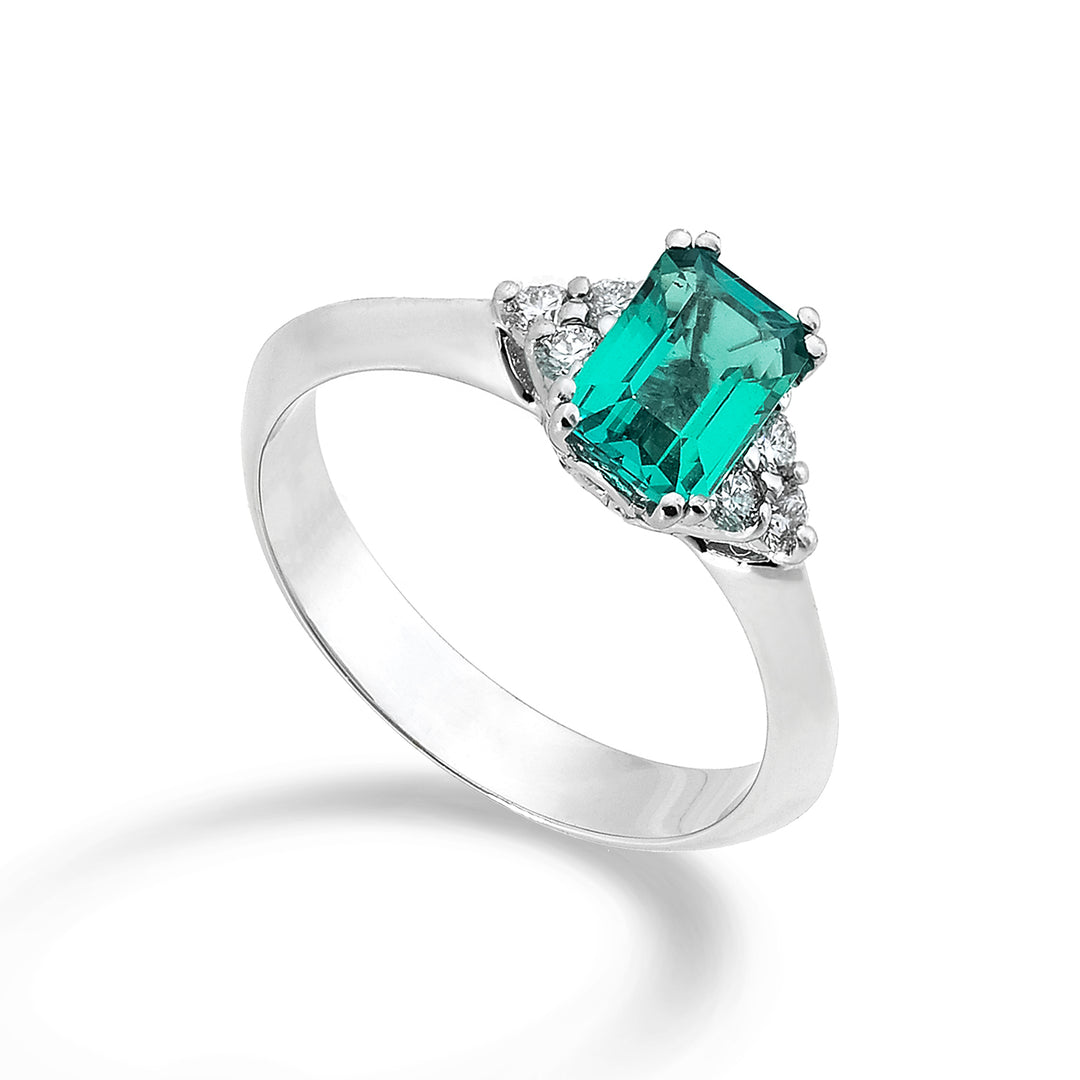 Mikiko, ein 18-karätiger Smaragd im EMS-Schliff, 7 x 5 ct. 0,80 dia ct. 0,12 MACL113DISMREO4