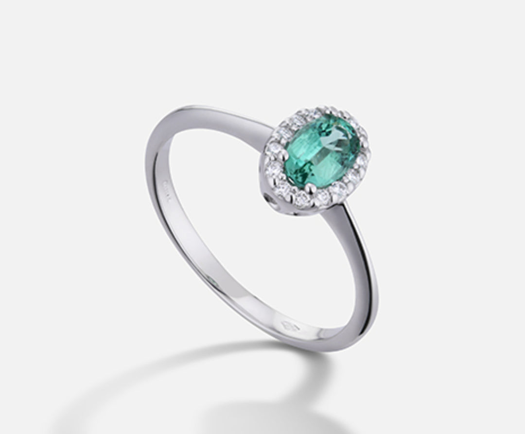 Mikiko en 18k oval smaragd 6x4 ct.0.30 dia ct.0.09 MA5115O4BE