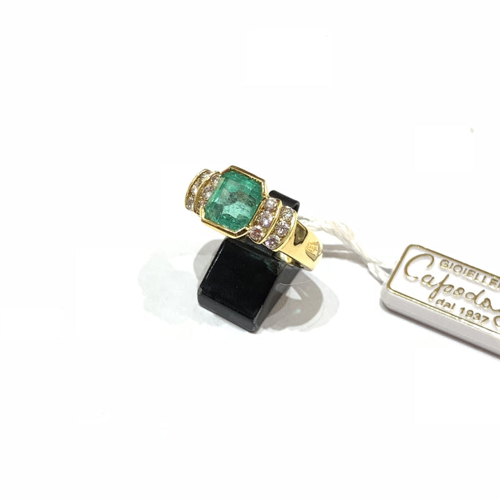 Capodagli anello. oro giallo 18kt Smeraldo e Diamanti - Gioielleria Capodagli
