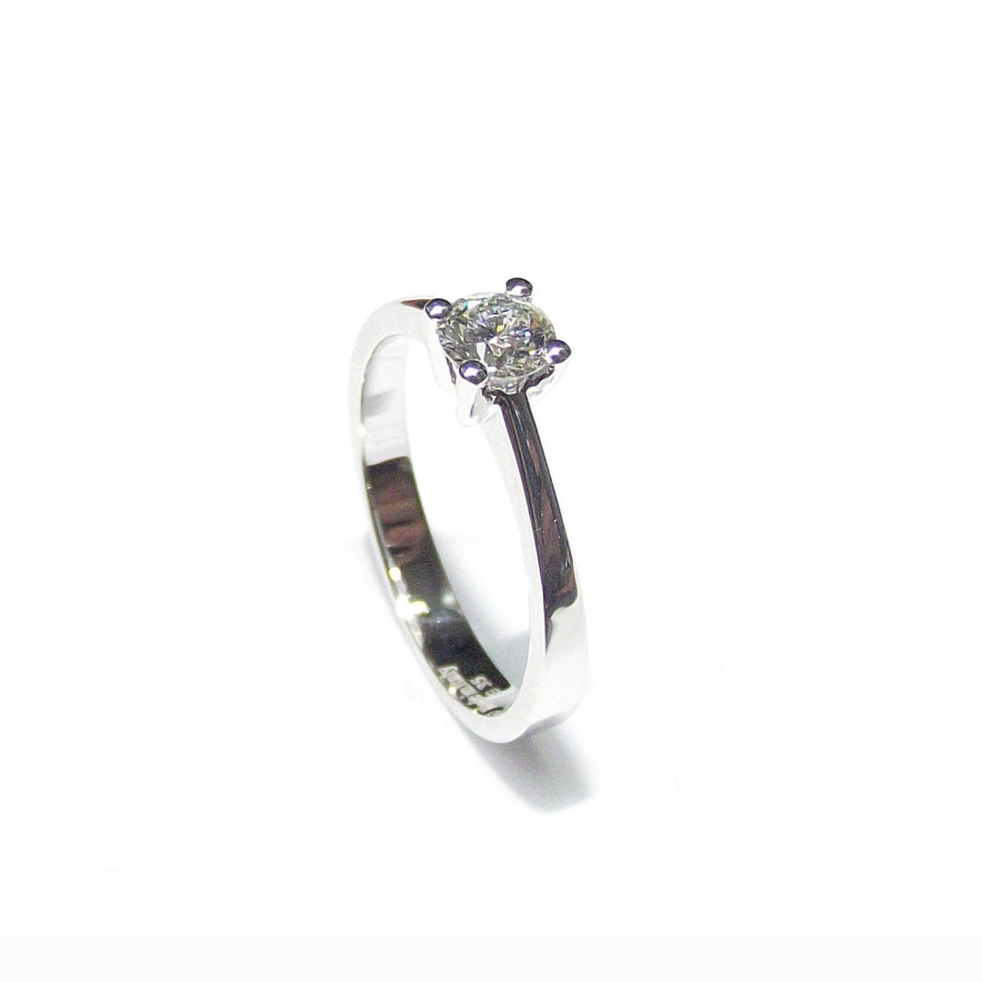 Davite & Delucchi anello solitario in oro bianco 18kt con diamante 0,35ct colore G purezza VS 0087XS - Gioielleria Capodagli